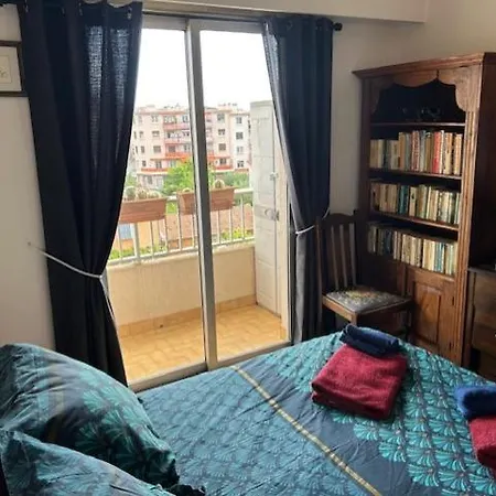 Spacious In For Art Lovers Apartment *
